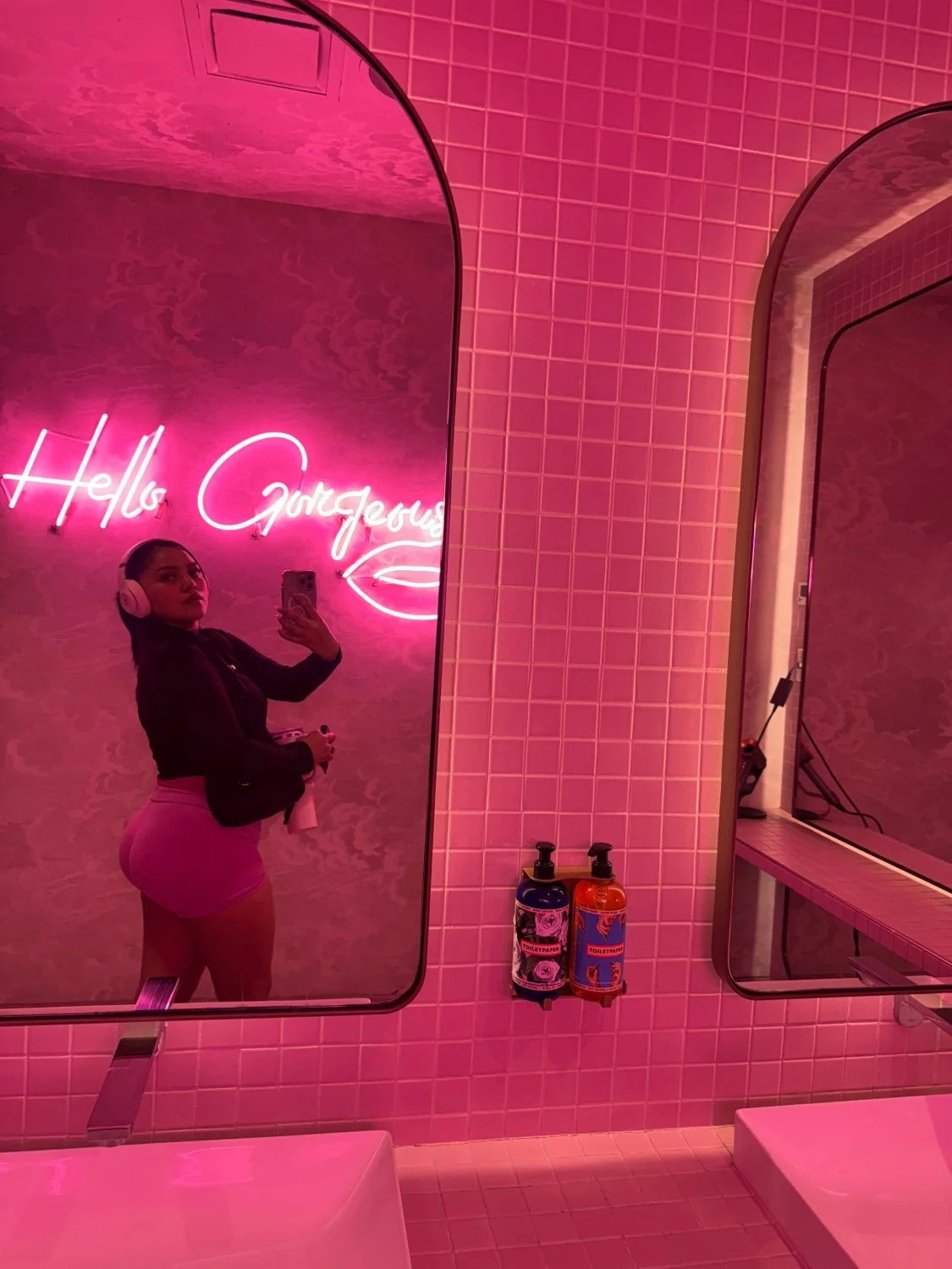 Gym girl throwing ass + selfies image 3