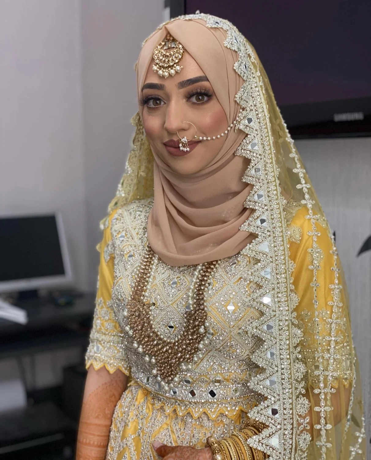Indian paki hijabi bengali in a wedding outfit twerking image 2
