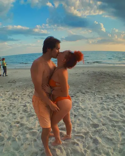 Putinha ruiva casada vazada peladinha na siririca! novos videos, amador, caiu na net, novinha casal cover image