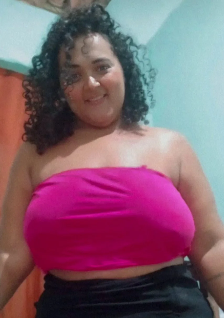 Mãe solteira exibindo os peitões main image