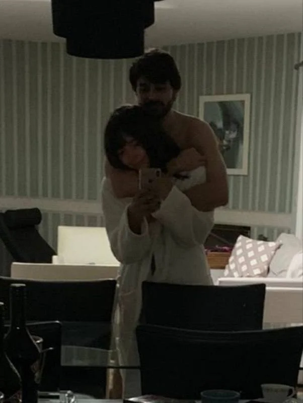 novinha gostosa vazou levando botada de quatro do namorado na net! safadas, casal vazou, vazados image 1
