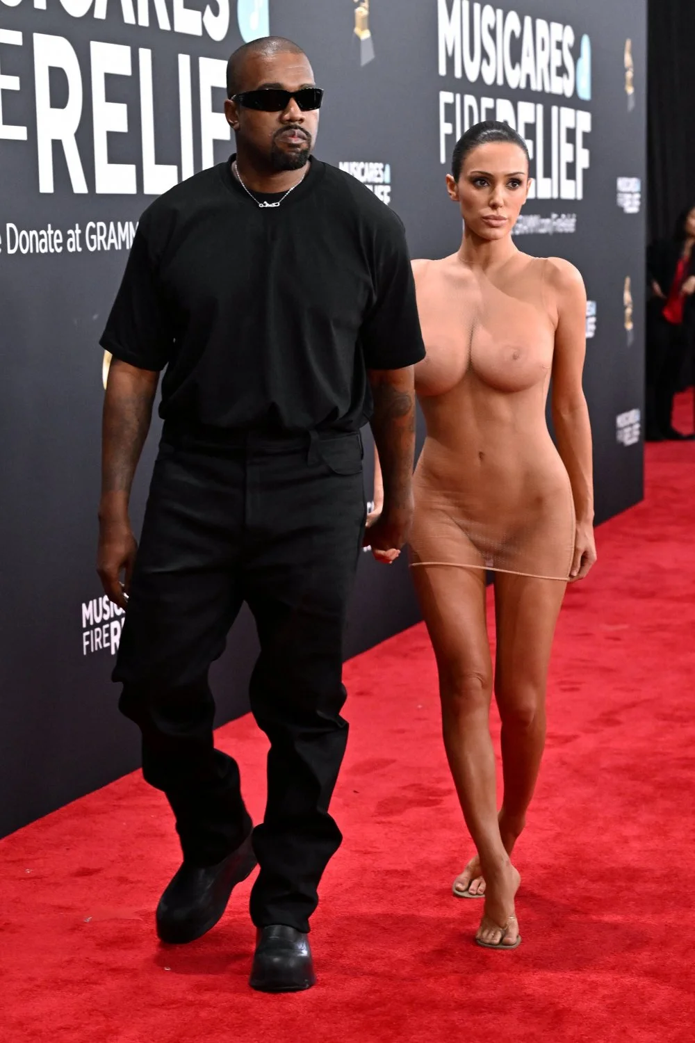 Cuck West exibindo a mulher no GRAMMYs main image