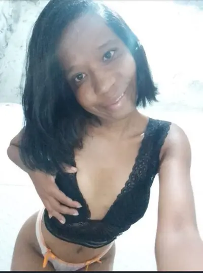 Mara amiga feia da YouTube Erika mandou uma fotinha até que e gostosa de corpo 🔥🔥🔥 cover image