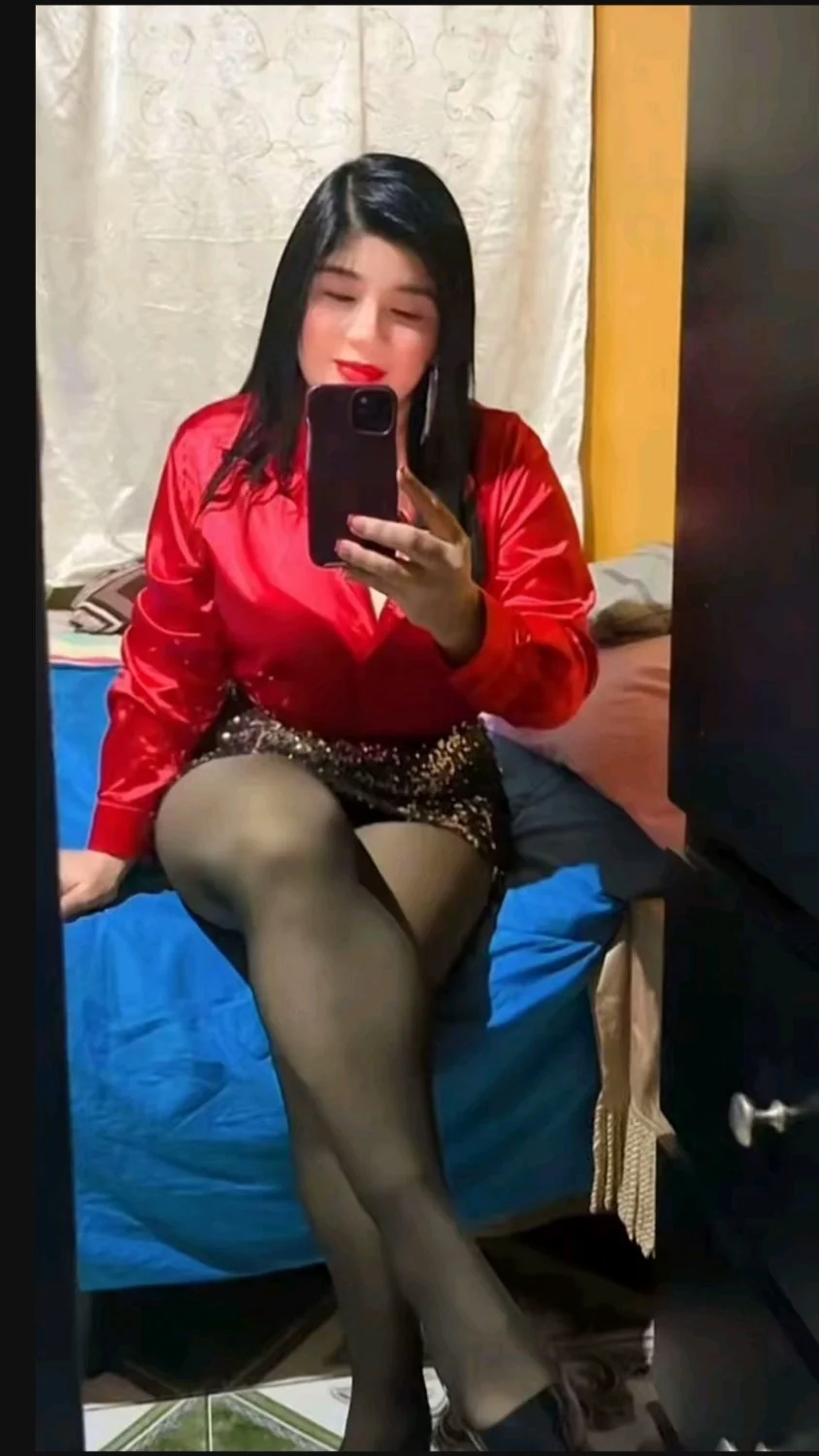 Madura culona enseñando Su conchita image 3
