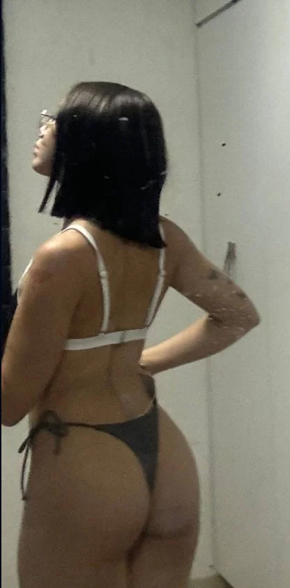 Hermosa flaquita le gusta mostrarse main image