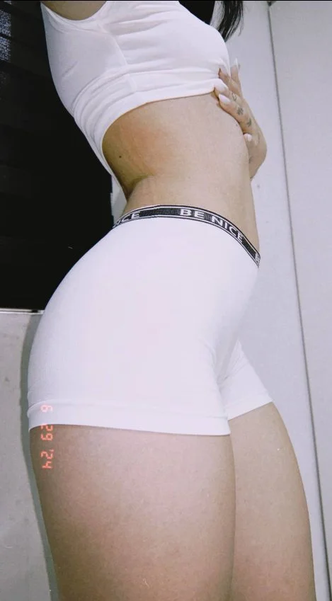 Hermosa flaquita le gusta mostrarse image 13