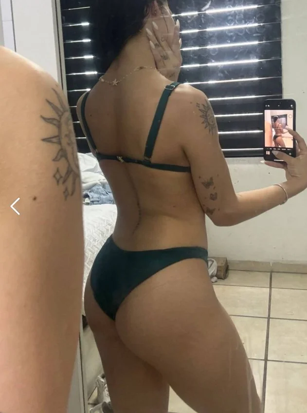 Hermosa flaquita le gusta mostrarse image 16