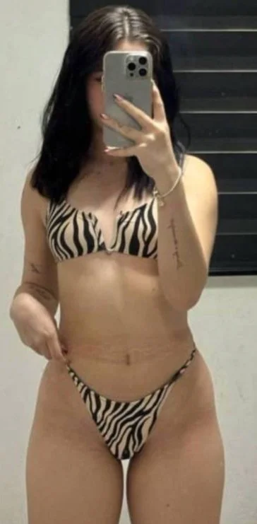 Hermosa flaquita le gusta mostrarse image 19