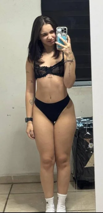 Hermosa flaquita le gusta mostrarse image 22