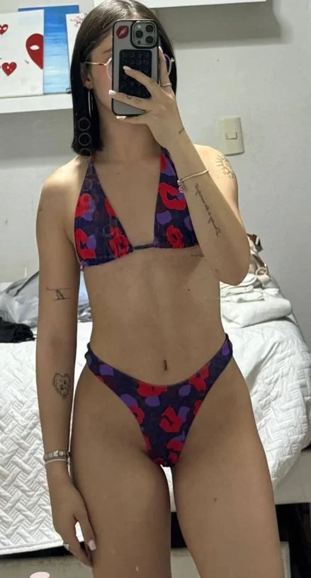 Hermosa flaquita le gusta mostrarse image 23