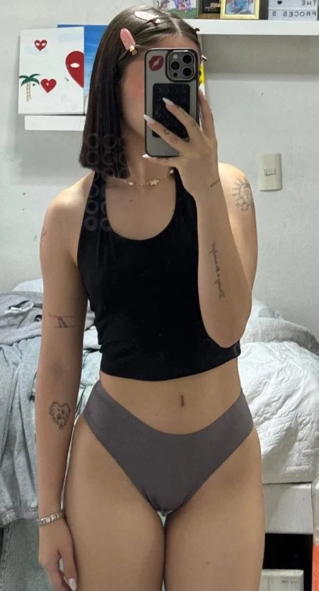 Hermosa flaquita le gusta mostrarse image 28