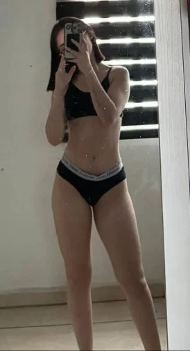 Hermosa flaquita le gusta mostrarse image 6