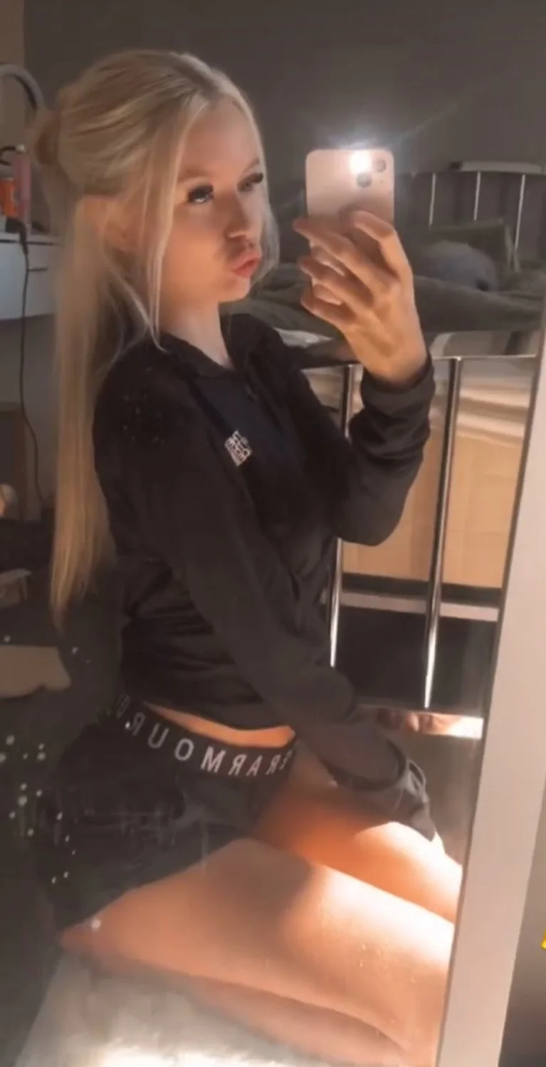 Summerstuart British Hottie image 2