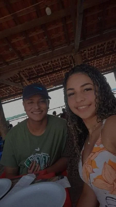 novinha cacheada da raba enorme vazou com o namorado corno manso image 1