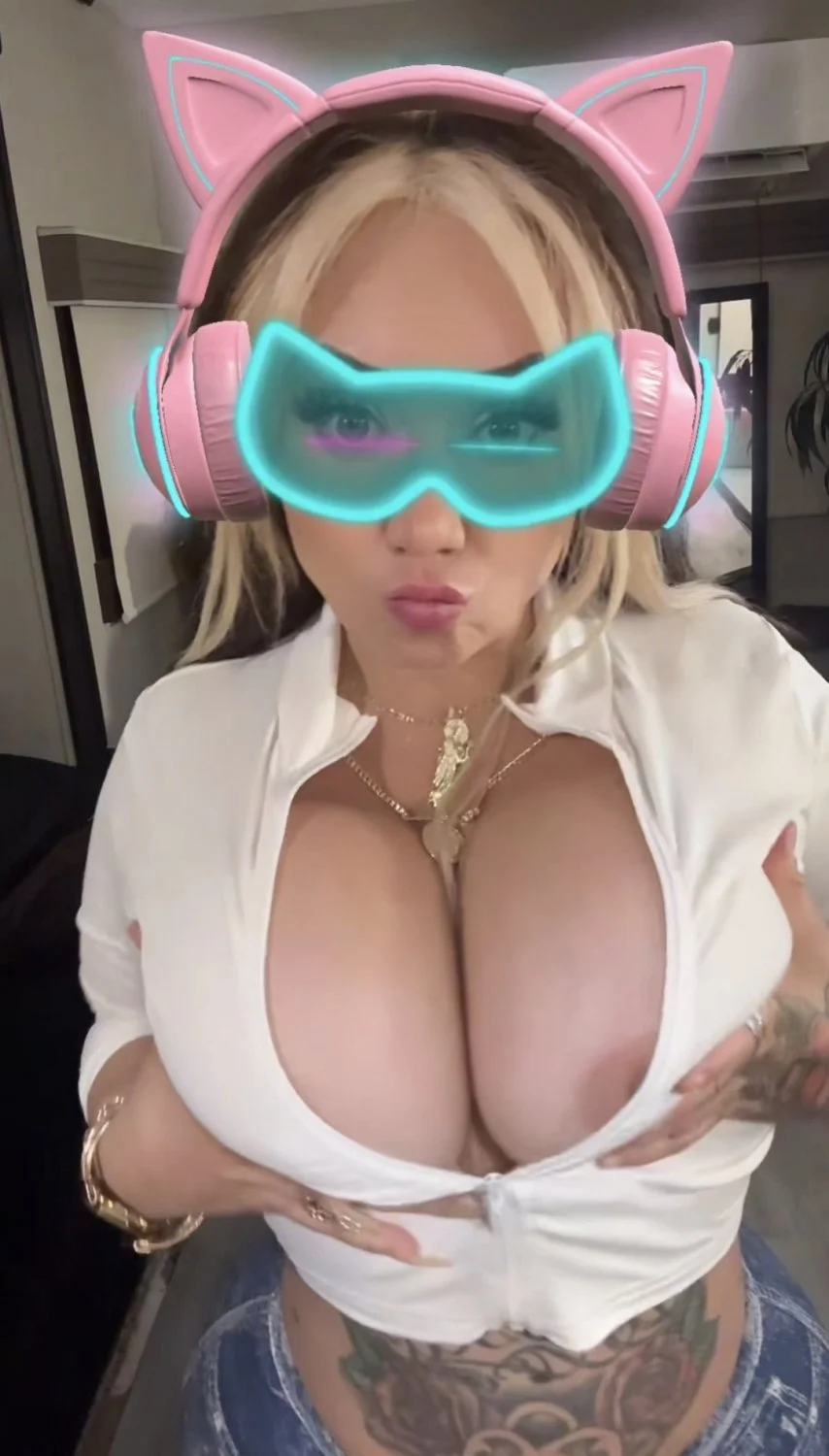SLUT MILF ON TIKTOK image 14