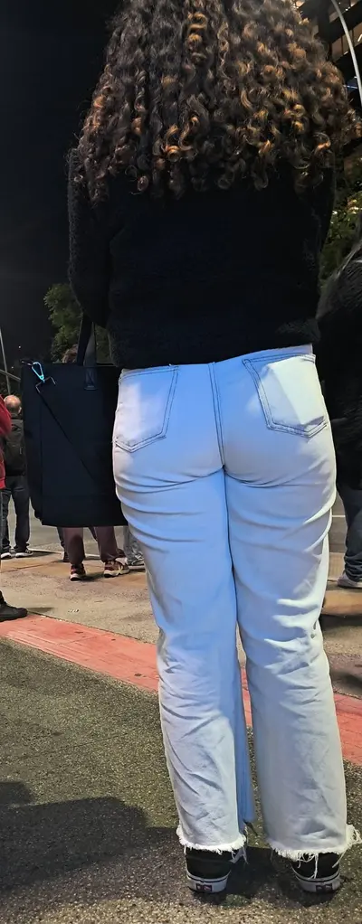 Rabuda cacheada no ponto de ônibus - real voyeur cover image