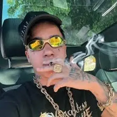 Menor Pecinha Drake botando a japinha pra mamar cover image