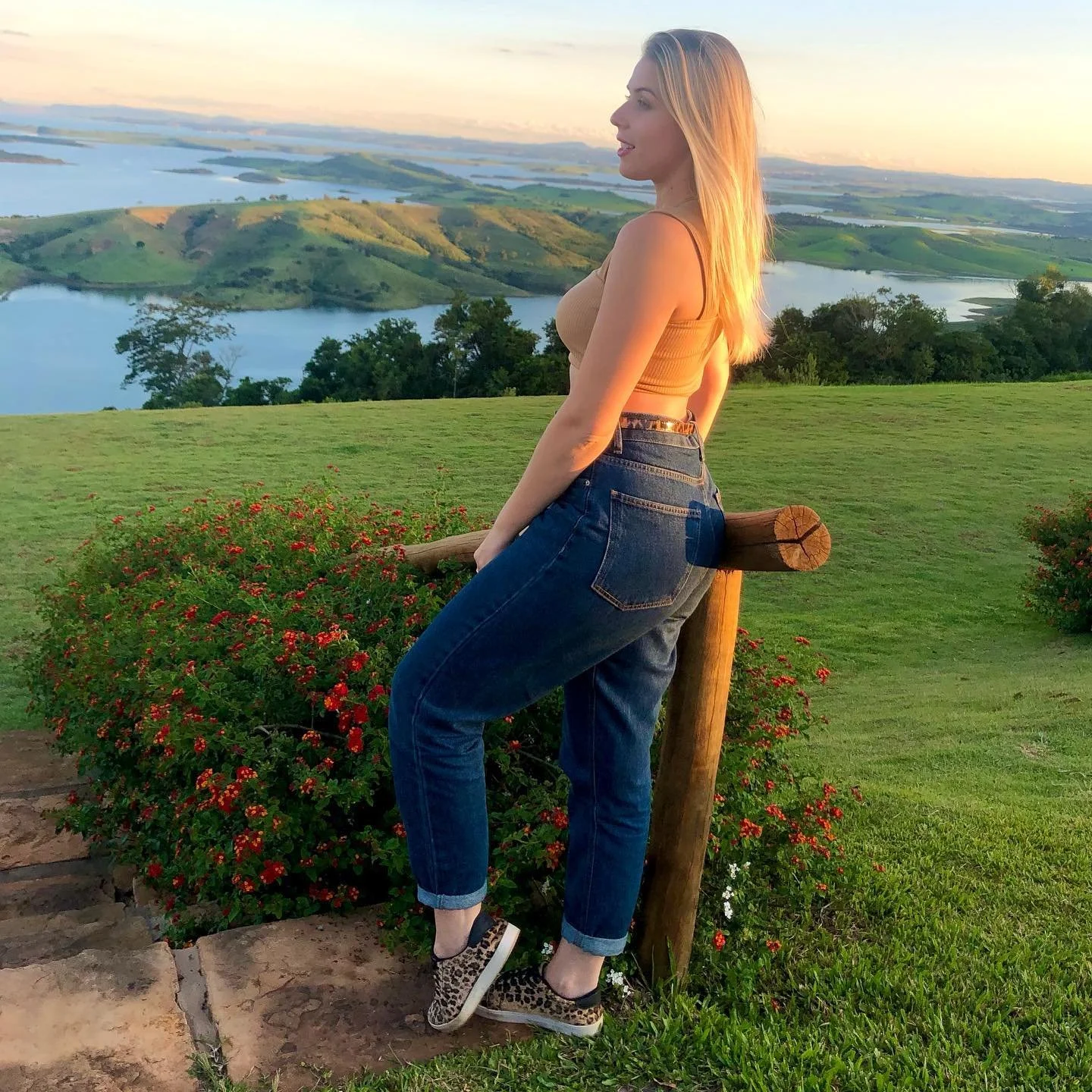 Loira Branquinha deliciosa parte 2. O que fariam com essa delicia? image 1