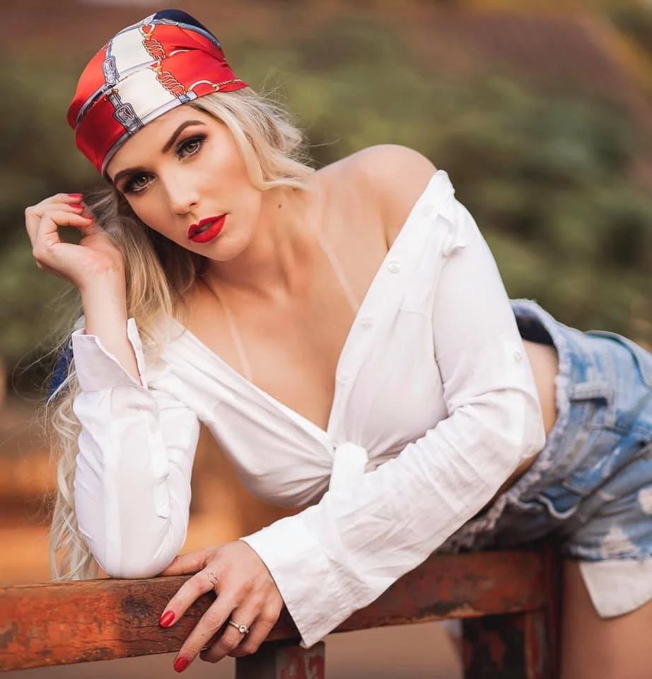 Loira Branquinha deliciosa parte 2. O que fariam com essa delicia? image 10