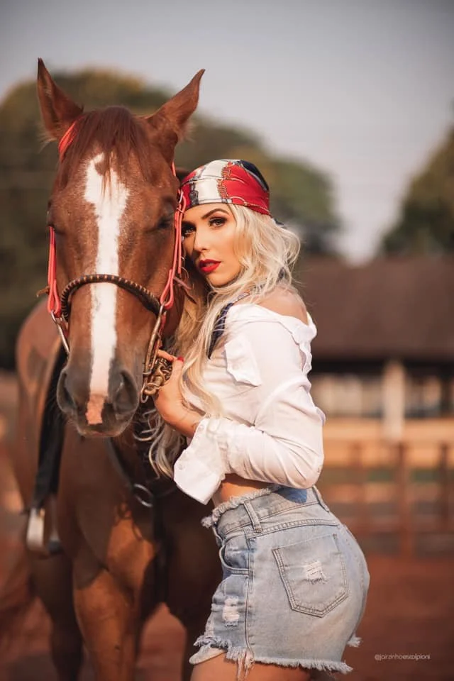 Loira Branquinha deliciosa parte 2. O que fariam com essa delicia? image 17
