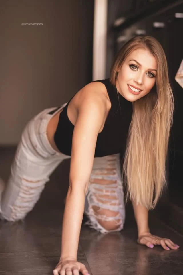 Loira Branquinha deliciosa parte 2. O que fariam com essa delicia? image 20