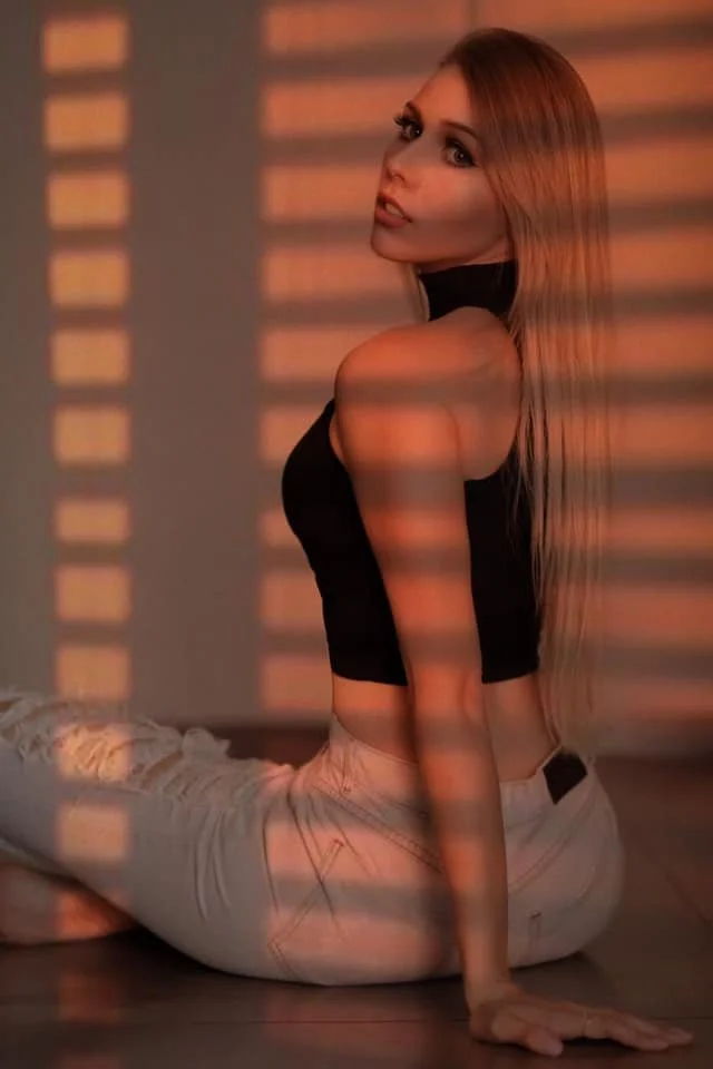 Loira Branquinha deliciosa parte 2. O que fariam com essa delicia? image 3