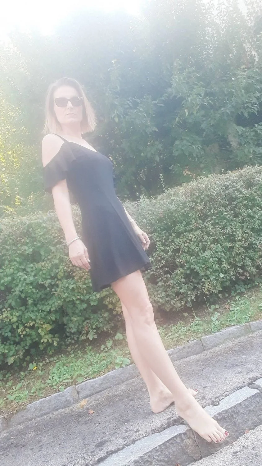 J 1 She likes to show off image 9