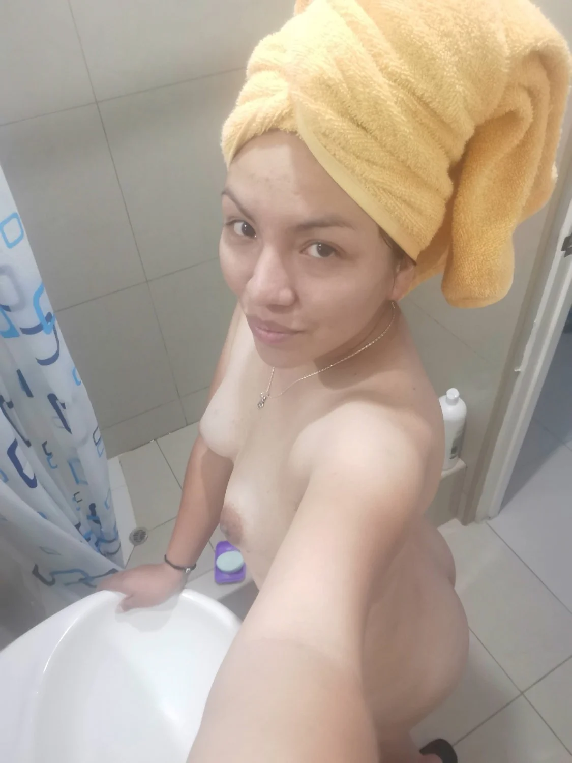 La profesora de mi hijo me manda fotos en tanga image 2