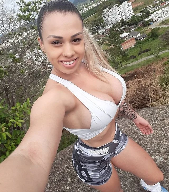 Loira cavala deliciosa image 15