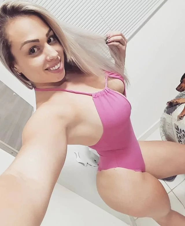 Loira cavala deliciosa image 4