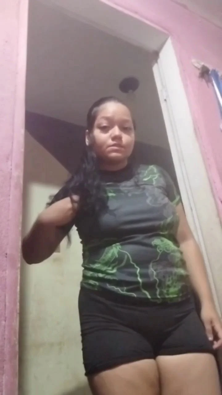 Novinha gordinha peituda caiu na net se abrindo toda e tocando siririca image 3