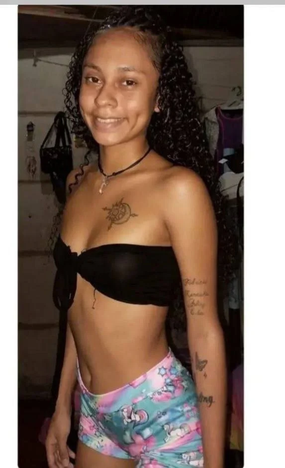 Novinha magrinha buceta rosinha favelada nua em fotos vazadas image 2