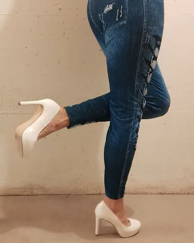 Sexy white Pumps 👠 🦶🏻😛 cover image