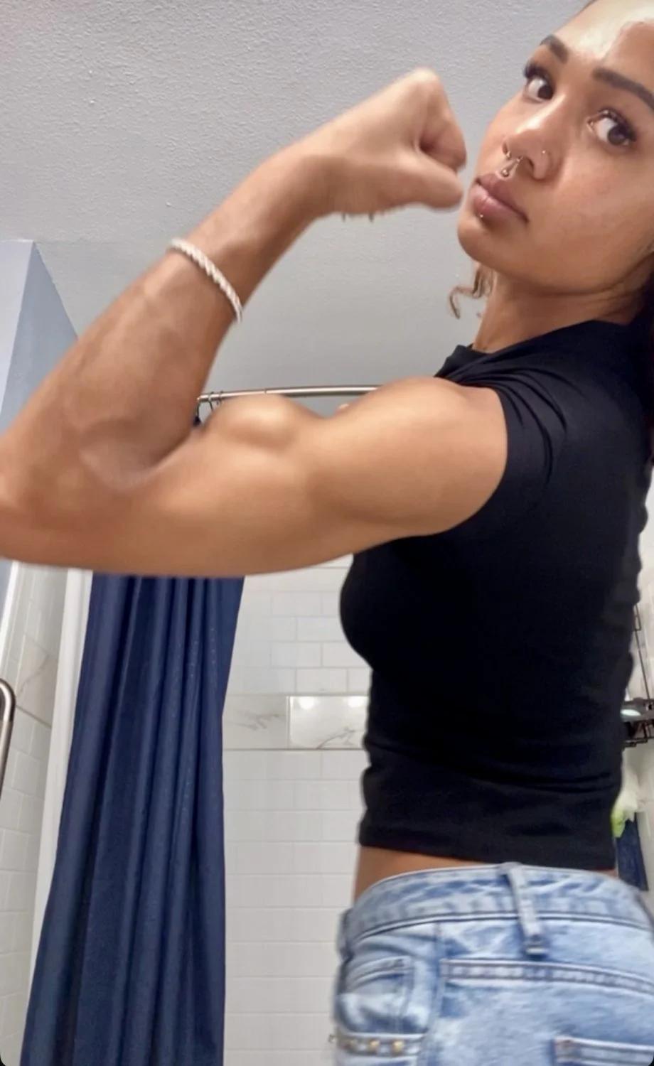 Natural Biceps, she don't even workout image 3