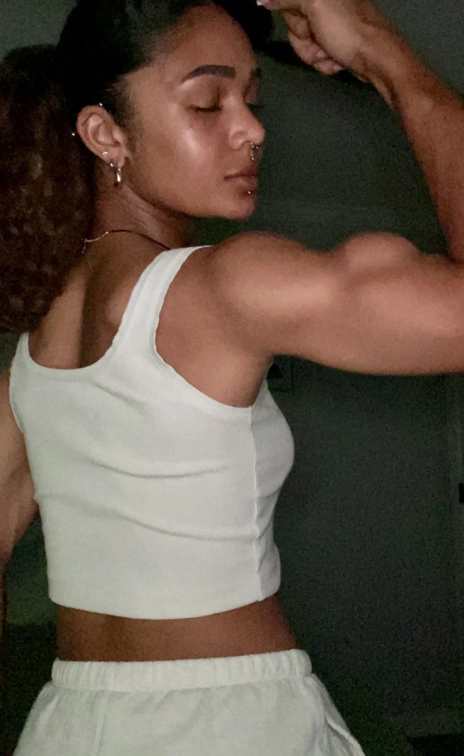 Natural Biceps, she don't even workout image 5
