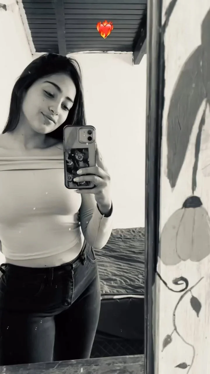 Abril cortes pendeja argentina moviendo el culo en live image 3