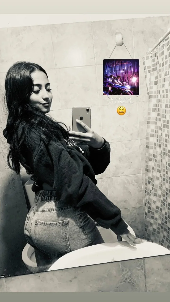 Abril cortes pendeja argentina moviendo el culo en live image 5