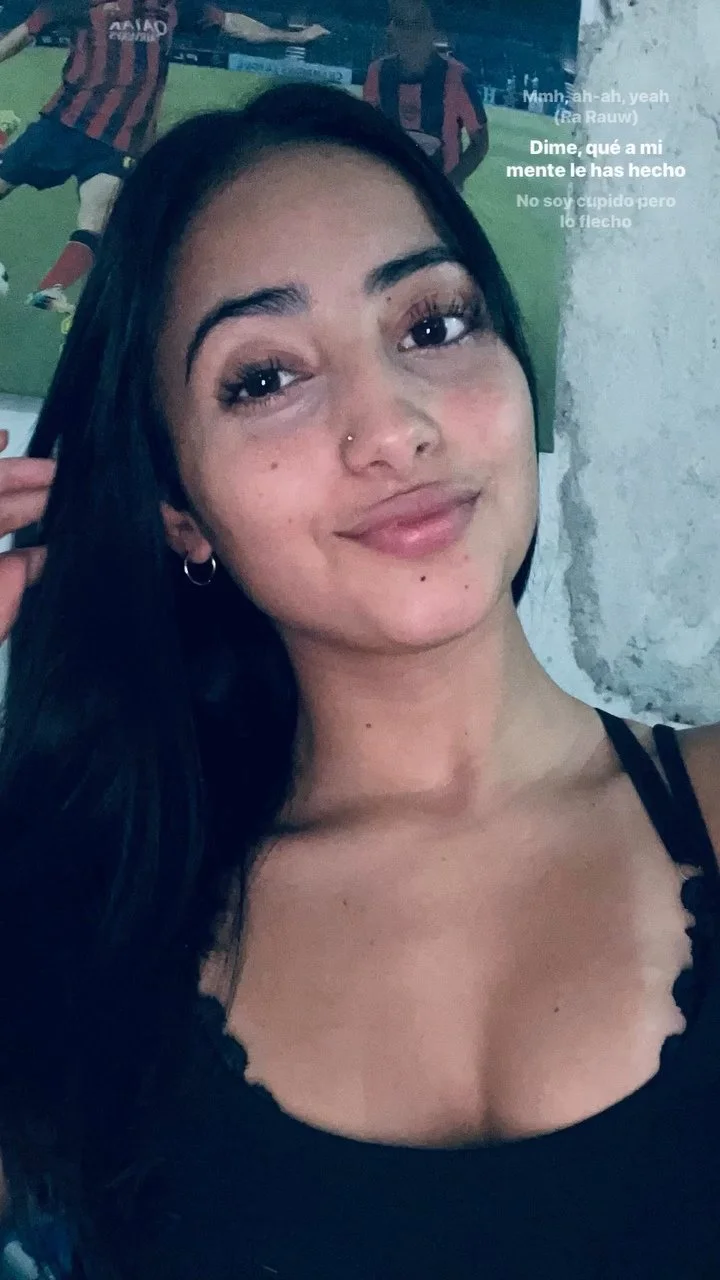 Abril cortes pendeja argentina moviendo el culo en live image 9