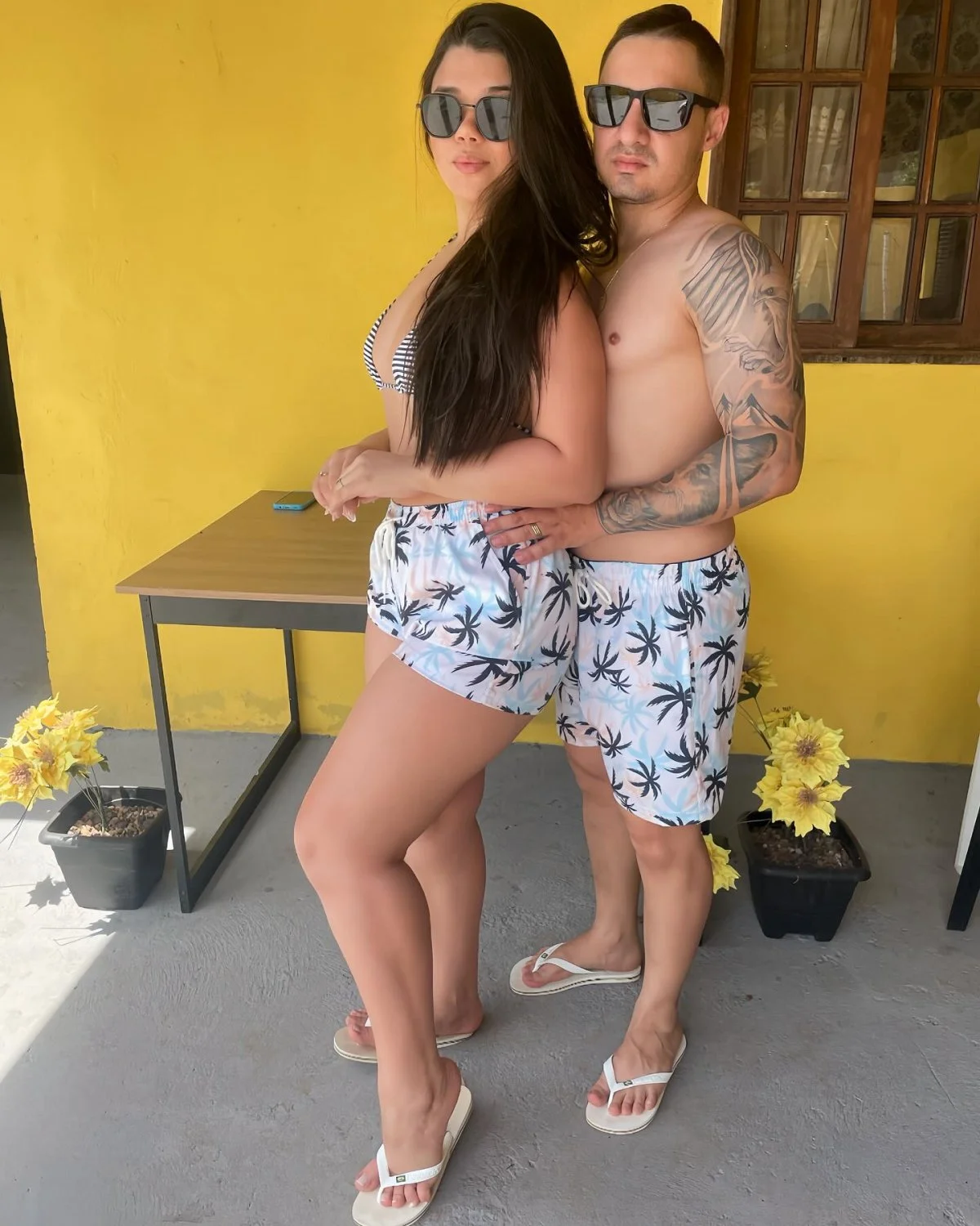 Corninho pequeno e esposa cavala, essa merece um negão pauzudo pra foder ela com gosto. image 11