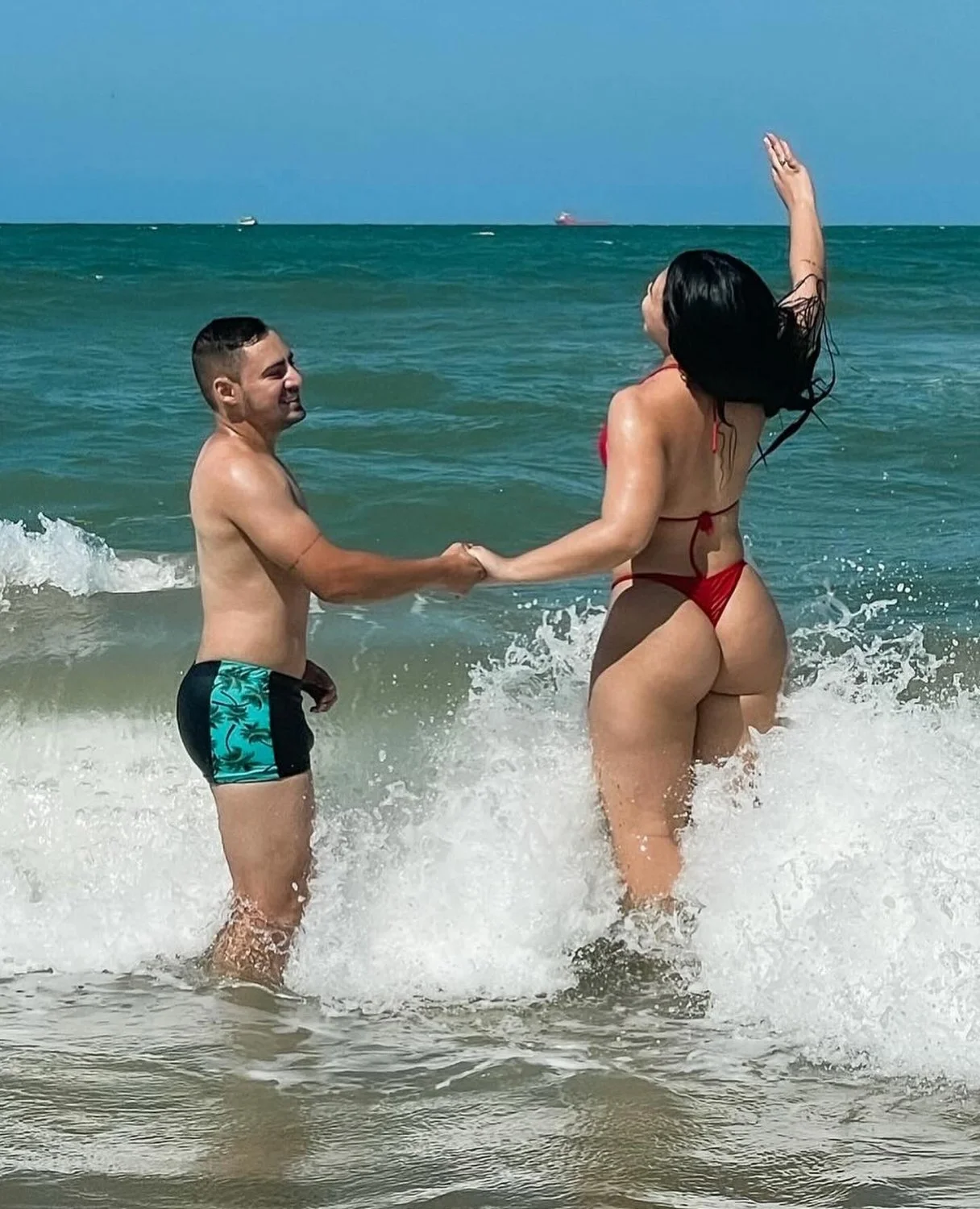 Corninho pequeno e esposa cavala, essa merece um negão pauzudo pra foder ela com gosto. image 12