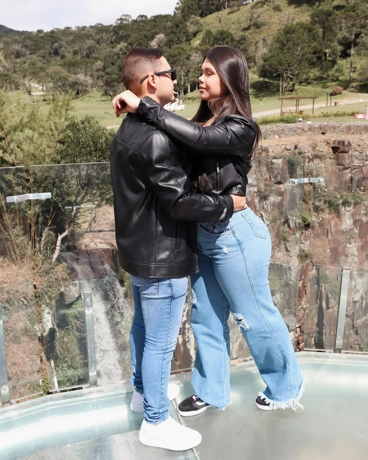 Corninho pequeno e esposa cavala, essa merece um negão pauzudo pra foder ela com gosto. image 15
