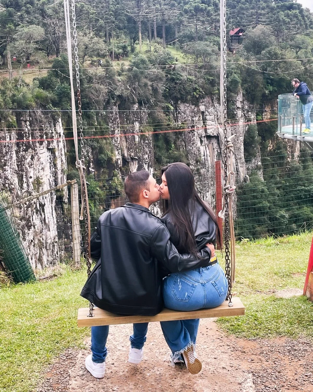 Corninho pequeno e esposa cavala, essa merece um negão pauzudo pra foder ela com gosto. image 16