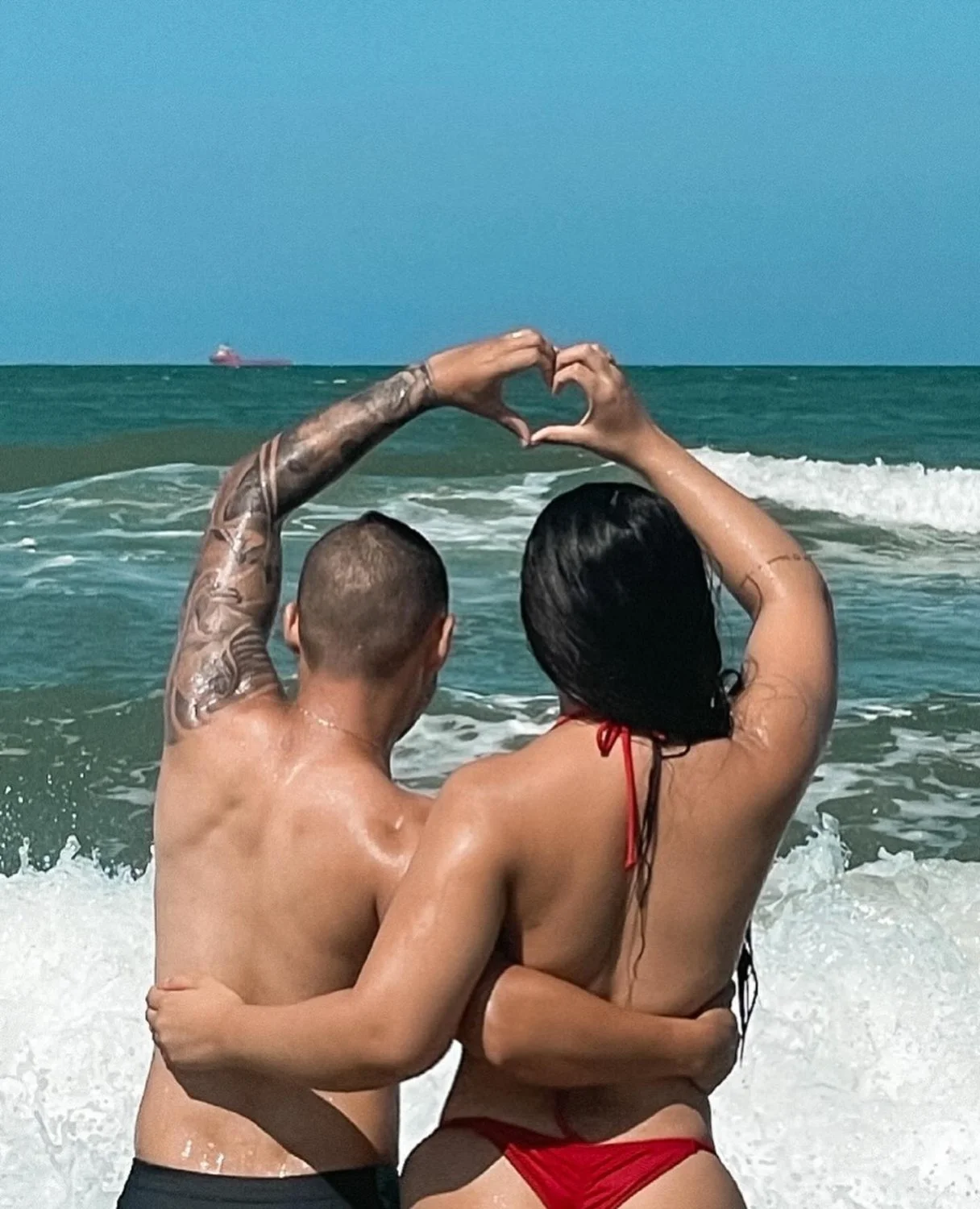 Corninho pequeno e esposa cavala, essa merece um negão pauzudo pra foder ela com gosto. image 17