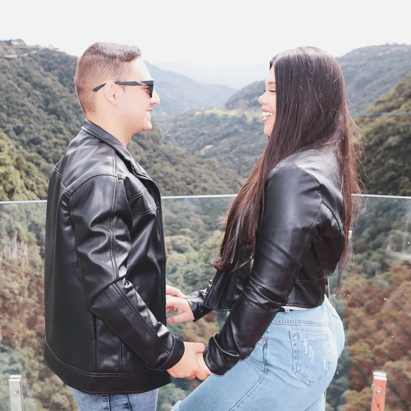 Corninho pequeno e esposa cavala, essa merece um negão pauzudo pra foder ela com gosto. image 18