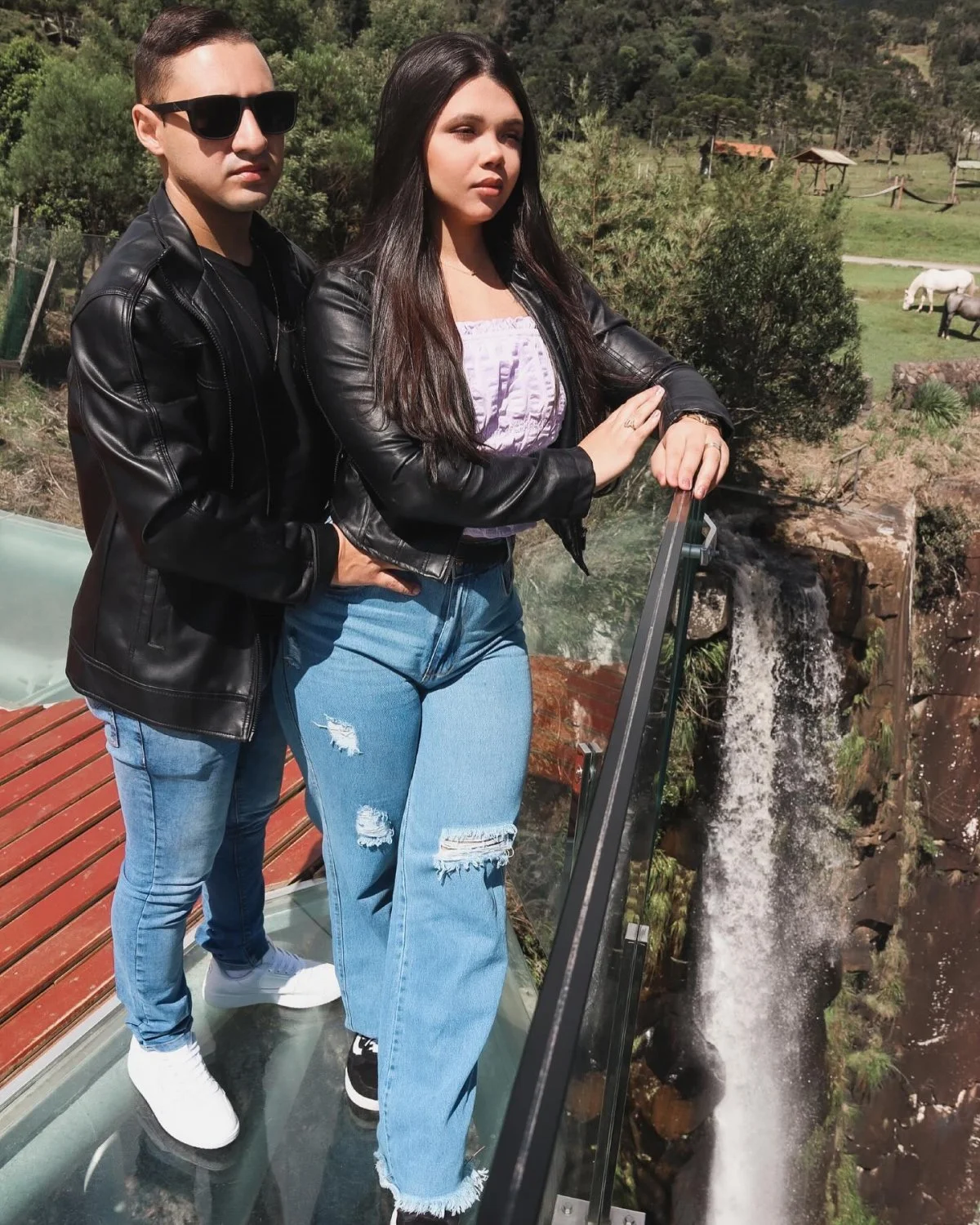 Corninho pequeno e esposa cavala, essa merece um negão pauzudo pra foder ela com gosto. image 19