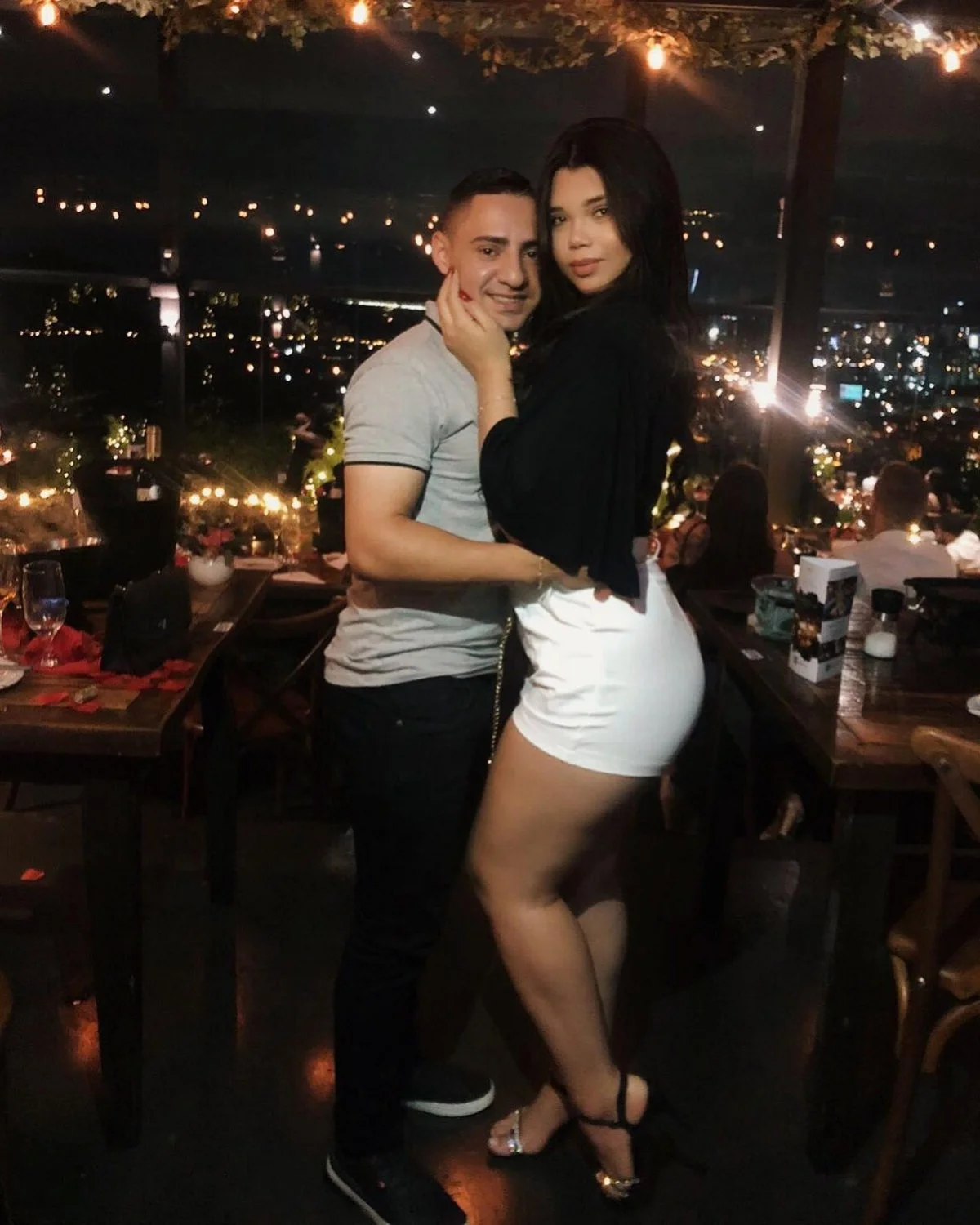 Corninho pequeno e esposa cavala, essa merece um negão pauzudo pra foder ela com gosto. image 3