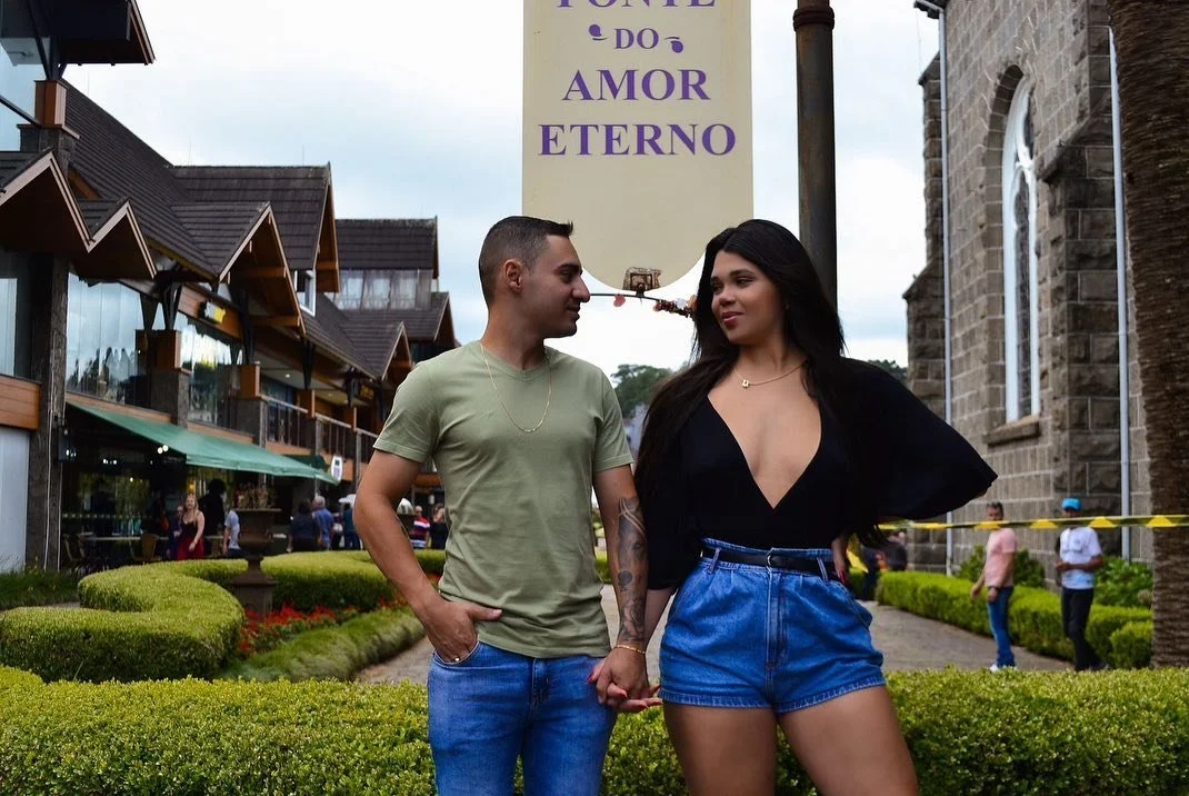 Corninho pequeno e esposa cavala, essa merece um negão pauzudo pra foder ela com gosto. image 6