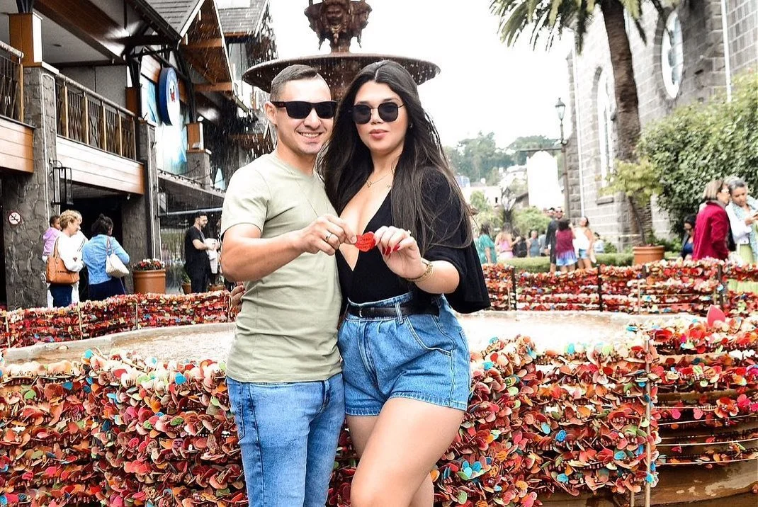 Corninho pequeno e esposa cavala, essa merece um negão pauzudo pra foder ela com gosto. image 7