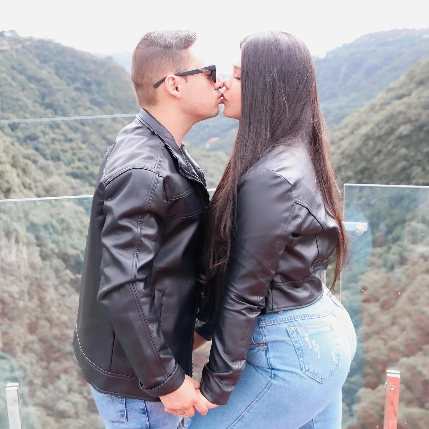 Corninho pequeno e esposa cavala, essa merece um negão pauzudo pra foder ela com gosto. image 9