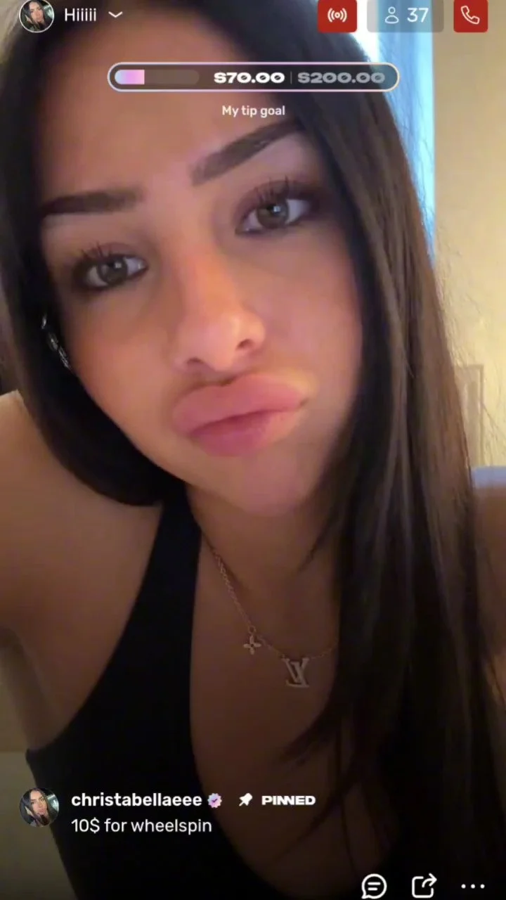 Gym Teen Shakes her Perfect Ass on Live image 3